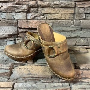 ▶️ Frye ◀️ Distressed Charlotte Brown Leather Clogs 7M